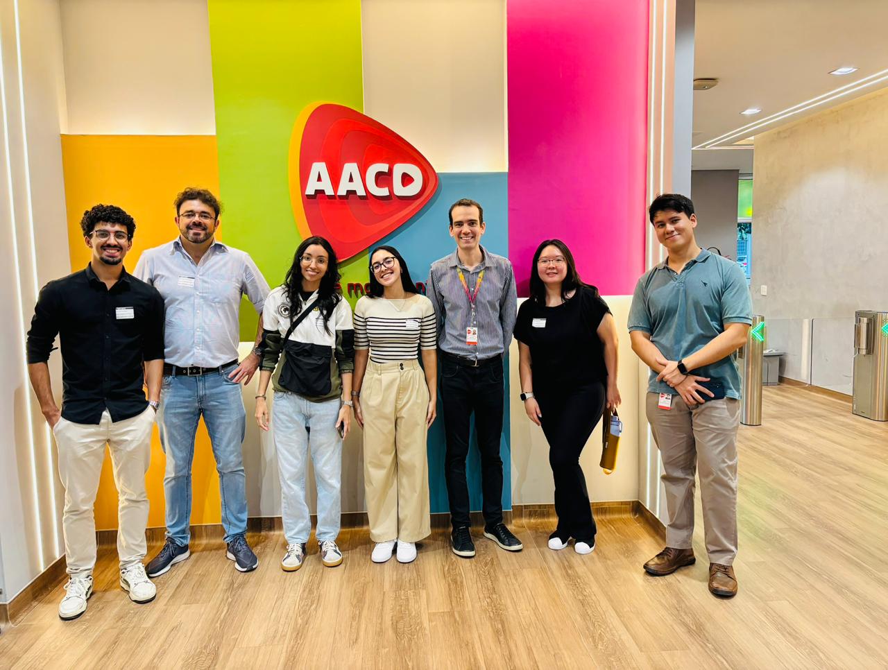 Equipe e parceiros reunidos na AACD