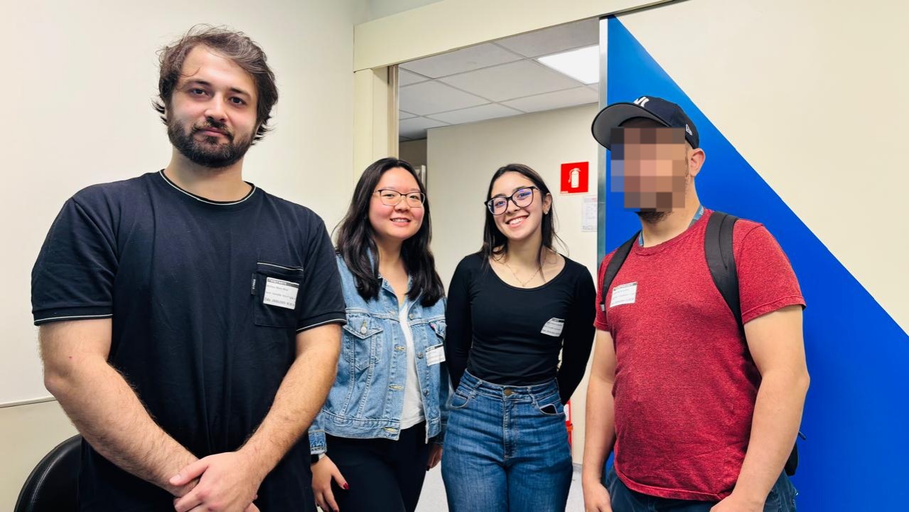Participantes colaborando no desenvolvimento da solução