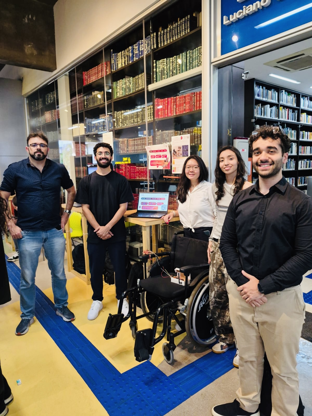 Equipe SmartWheels durante atividade do projeto na AACD